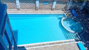 an overhead view of a swimming pool with blue water at Palm Comfort Apartment in Bamburi