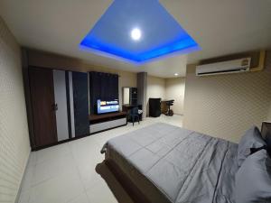 a bedroom with a bed and a blue ceiling at Blue Apartment in Pattaya +3 photos