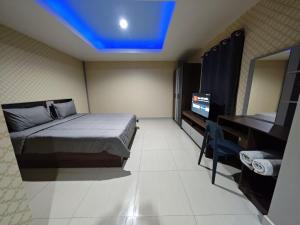 a bedroom with a bed and a blue ceiling at Blue Apartment in Pattaya