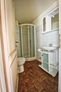 A bathroom at Il Nido - Private villa with pool and jacuzzi