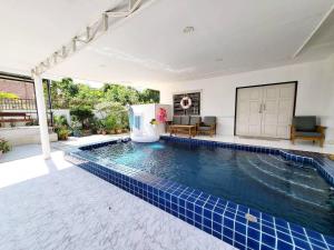 a swimming pool in a house with a swimming pool at Baan Khun Pim Pool Villa in Ban Suan Maphrao