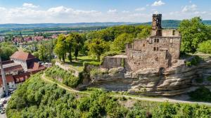 an old castle on top of a mountain at Blick zur Burg in Nörten-Hardenberg