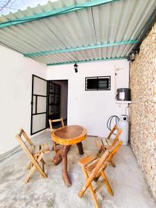 a wooden table and chairs in a room at Casa colonial tranquila cerca del centro, Casa Solecito in Valladolid