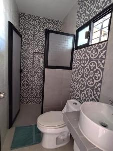 a bathroom with a toilet and a sink at Casa colonial tranquila cerca del centro, Casa Solecito in Valladolid +23 photos