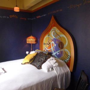 Postel nebo postele na pokoji v ubytování McMenamins Crystal Hotel