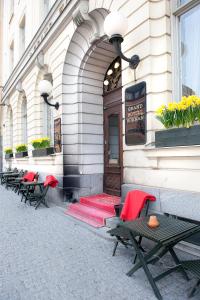 a group of tables and chairs in front of a building at Grand Hotell Hörnan in Uppsala