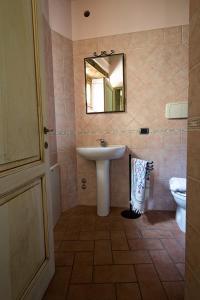 A bathroom at Il Nido - Private villa with pool and jacuzzi