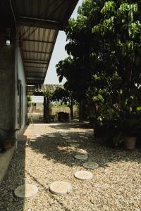 a courtyard with rocks and trees and a building at บ้านมนต์รักเชียงดาว in Chiang Dao