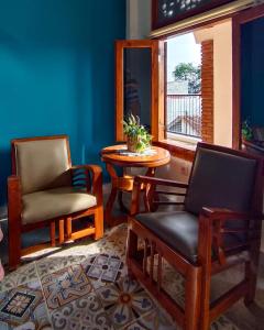 a living room with chairs and a table and a window at Sabi Studio in Timuran
