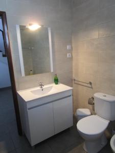 ラゴアにあるCasa do Cruzeiroのバスルーム(洗面台、トイレ、鏡付)