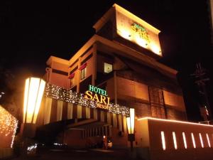 un edificio con un cartel que lee Hotel San por la noche en Sari Resort Kashiba (Adult Only), en Kashiba