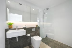 a bathroom with a sink and a toilet and a shower at 4BR Spacious Townhouse in Box Hill in Annangrove +43 photos
