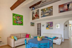a living room with a couch and a table at Casa Erbalunga Au cœur du village proche du port et de la plage in Erbalunga