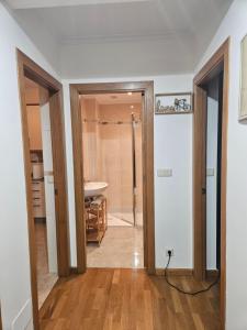 a hallway with a bathroom with a tub and a sink at apartamento castelao in Cedeira