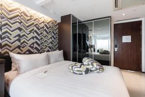Citadines Fusionopolis Singapore客房内的一张或多张床位