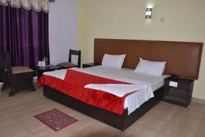 سرير أو أسرّة في غرفة في Hotel Joshi