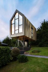 a wooden house on top of a grass field at 1Step2AllStars Baumhaus in Wuppertal
