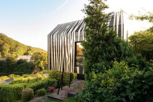 a building with a garden in front of it at 1Step2AllStars Baumhaus in Wuppertal