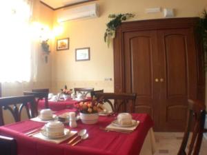 une table avec un chiffon de table rouge dans l'établissement Amaranto Hotel, à Afragola