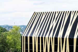 a building with black and white stripes on it at 1Step2AllStars Baumhaus in Wuppertal +77 photos