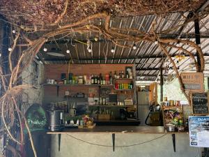 a coffee shop with a counter in a room at Baan Plai Laem resort Koh Paluay in Koh Phaluai