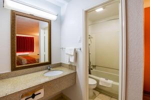 een badkamer met een wastafel, een toilet en een spiegel bij Motel 6-Red Oak, TX - Dallas in Red Oak