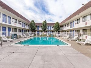 Swimmingpoolen hos eller tæt på Motel 6-Yreka, CA