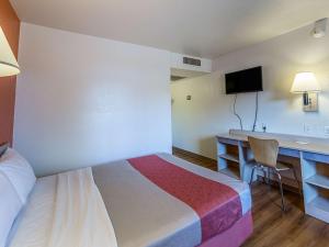 Habitación de hotel con cama y escritorio en Motel 6-Yreka, CA, en Yreka