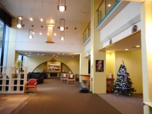 a christmas tree in the middle of a lobby at Breezbay Lake Resort Kawaguchiko in Fujikawaguchiko