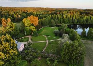 eine Luftaufnahme eines Parks neben einem See in der Unterkunft Tertin Kartano in Mikkeli