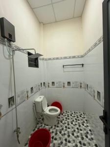 a bathroom with a toilet in a room at Thùy Vinh Homestay in Phú Quốc
