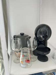 a shelf with wine glasses and a appliance on it at Lésina Bed & Breakfast in Apt