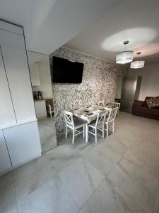 a kitchen and dining room with a table and chairs at Zen 2 Bedroom Apartment with Terrace in Zalău