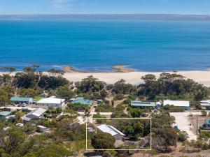an aerial view of a beach with houses and the ocean at Viaggio Sul Mare in Baudin Beach