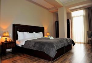 A bed or beds in a room at Rogalux Blue
