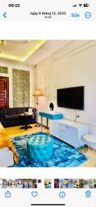 a living room with a couch and a tv at Luxury hotel t&l in Cẩm Phả