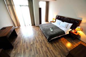 A bed or beds in a room at Rogalux Blue