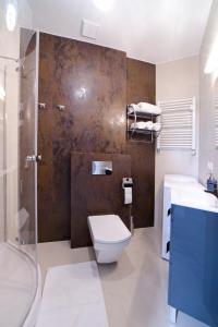 a bathroom with a toilet and a shower and a sink at Apartamenty River View od WroclawApartament-pl in Wrocław
