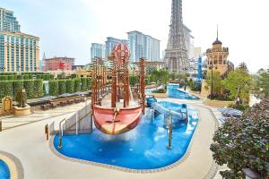 Bassein majutusasutuses The Parisian Macao või selle lähedal