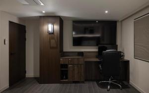 a room with a desk and a chair and a television at 아늑료칸 동대구역점 in Daegu