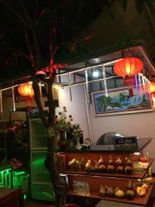 una habitación con una mesa con un árbol y luces en Minh Anh Garden Hotel, en Mui Ne