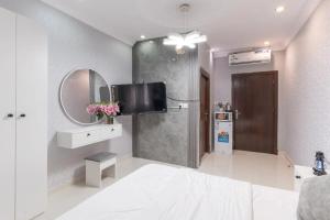 a living room with a tv and a mirror at Jeddah Apartment in Jeddah