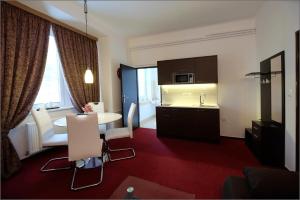 pokój hotelowy z kuchnią, stołem i krzesłami w obiekcie Vila Marica w mieście Luhačovice