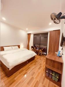 a bedroom with a bed and a desk and a television at Thanh Phương Hotel 2 Hà Giang in Mèo Vạc
