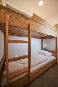 ザールバッハ・ヒンターグレムにあるAppartement Relax & Sportのベッドルーム1室(二段ベッド2組付)