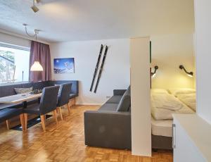ein Wohnzimmer mit einem Bett und einem Esszimmer in der Unterkunft Appartement Relax & Sport in Saalbach-Hinterglemm