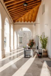 an open lobby with a wooden ceiling and arches at Casa de Eli - Tenuta Torre Zecchei Wine Experience in Valdobbiadene
