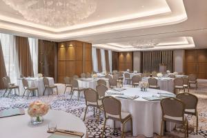ein Festsaal mit weißen Tischen und Stühlen in der Unterkunft Mandarin Oriental Downtown, Dubai in Dubai + 121 Fotos