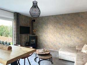 ein Wohnzimmer mit Sofa und Tisch in der Unterkunft 't Klein Uusje in Torhout