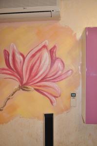 ドニプロにあるApartment on Oleksandra Polia Avenue 110の壁に描かれたピンクの花